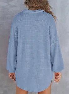 Detaillierte Rückansicht eines blauen Waffelstrickpullovers mit weicher Textur