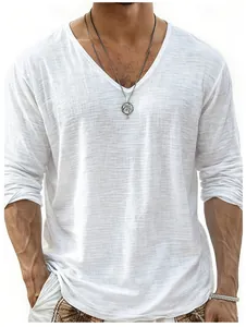 Détail de la texture du t-shirt blanc à manches longues et col en V pour homme.