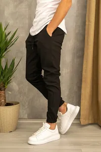 Pantaloni jogger neri da uomo in tessuto elegante con orlo elasticizzato.