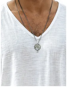 Gros plan d'un t-shirt blanc à col en V montrant une texture flammée légère et respirante