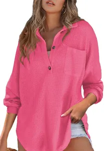 Detailansicht des pinkfarbenen langärmeligen Waffelstrickoberteils mit Knopfleiste