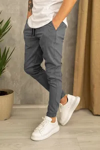 Vista dettagliata dei pantaloni jogger grigio antracite da uomo in tessuto pregiato