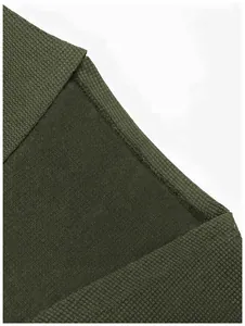 Vue détaillée de la texture du tissu et des coutures de ce cardigan en maille vert olive