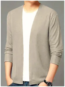 Détail d'un cardigan décontracté pour homme en tricot gaufré beige clair ouvert