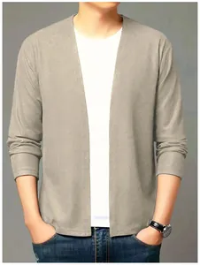 Détail rapproché d'un cardigan en maille beige pour homme avec une texture douce et élégante