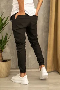 Vista posteriore di pantaloni jogger neri da uomo slim fit con polsini elasticizzati