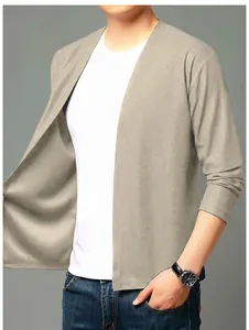 Vue détaillée d'un cardigan en maille beige pour homme avec un motif texturé léger