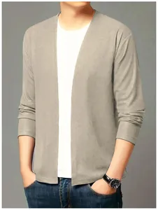 Détail d'un cardigan décontracté en maille beige pour homme avec un t-shirt blanc.