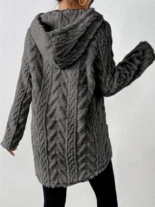 Vista trasera detallada de chaqueta con capucha de felpa gris con patrón de jacquard chevron