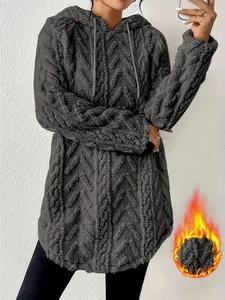 Vista detallada de una sudadera larga de felpa gris con textura y forro muy cálido.
