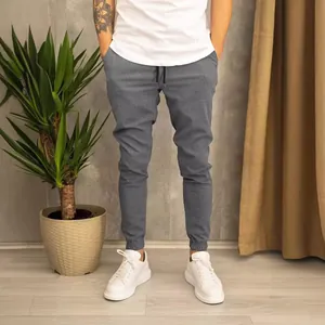 Pantaloni jogger slim fit da uomo in tessuto grigio con coulisse e polsini elastici.