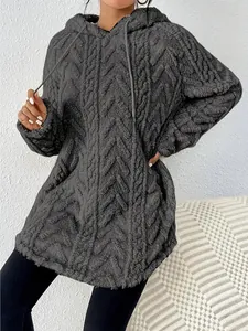 Detalle de sudadera con capucha gris de felpa con patrón jacquard y cordones ajustables.