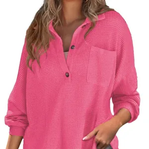 Lebhaft rosa Langarm-Waffelstrick-Henley-Shirt mit schöner Brusttasche und Knöpfen.