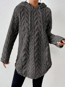 Detalle de una sudadera gris con capucha texturizada para mujer y patrón de espiga