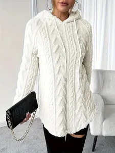 Detalle de sudadera con capucha blanca de punto trenzado con cordón y textura suave