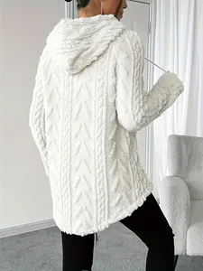 Vista trasera detallada de una sudadera blanca con capucha de felpa y textura de jacquard
