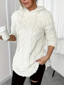 Vista detallada de una sudadera con capucha blanca y esponjosa con diseño de jacquard