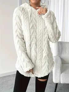 Vista detallada de una sudadera con capucha blanca texturizada con diseño de punto