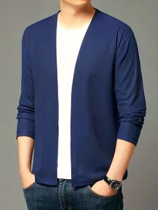Cardigan en tricot bleu marine pour hommes avec texture gaufrée et coupe décontractée ouverte.