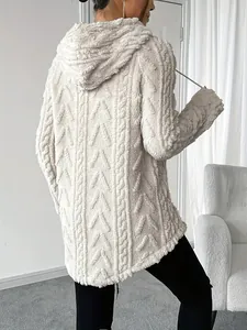 Vista trasera detallada de una chaqueta blanca con capucha y elegante textura jacquard