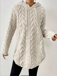 Detalle de la textura trenzada en zigzag de esta suave sudadera con capucha de felpa.
