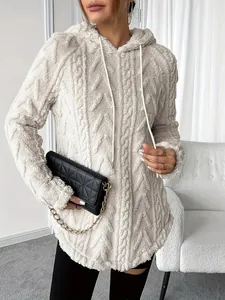Vista detallada de la textura jacquard de felpa en esta sudadera con capucha beige slim