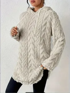Primer plano de sudadera con capucha de jacquard afelpada para mujer con textura gruesa