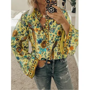 Vue détaillée d'une chemise ample à manches longues et imprimé paon jaune bohème