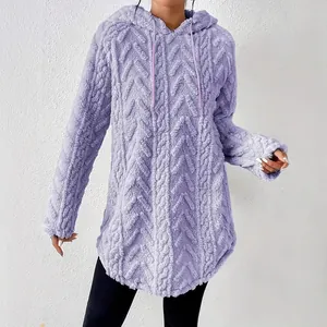 Vista detallada de sudadera con capucha lila de felpa con patrón de jacquard