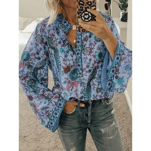 Blouse bohème à imprimé paon bleu avec col boutonné, vue style de vie