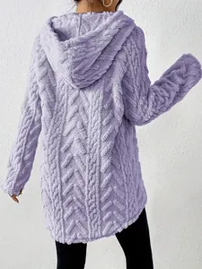 Vista posterior de una chaqueta de felpa lavanda con textura de espiga detallada.