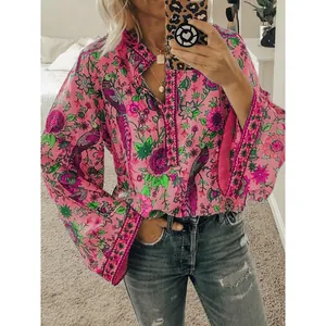 Vue détaillée d'une chemise rose à manches longues avec imprimés paon et fleurs