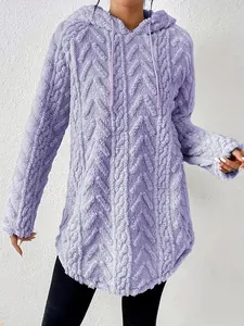 Vista detallada de la sudadera con capucha lila de felpa con diseño jacquard
