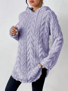Vista detallada de la textura de punto de ochos lila de esta sudadera con capucha