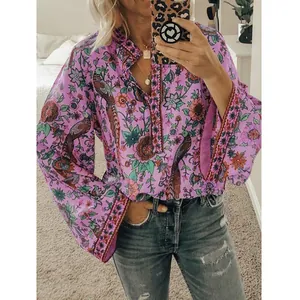 Vue détaillée du chemisier violet imprimé paon à manches longues pour femmes style boho