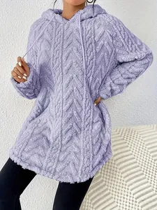 Detalle del tejido de felpa con textura de sudadera con capucha lila
