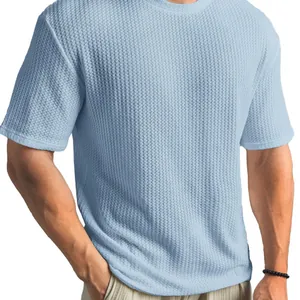 T-shirt azzurra da uomo a maniche corte in maglia a nido d'ape con girocollo casual