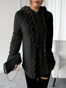 Detalle de sudadera con capucha negra con patrón de trenzas texturizado y cordón