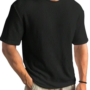 T-shirt nera a maniche corte da uomo con tessuto a nido d'ape testurizzato per l'estate.