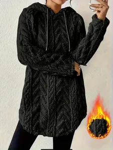 Detalle de sudadera con capucha de jacquard negro para mujer con textura y cordón