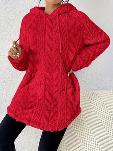 Primer plano de sudadera roja con capucha de forro polar con textura jacquard en V