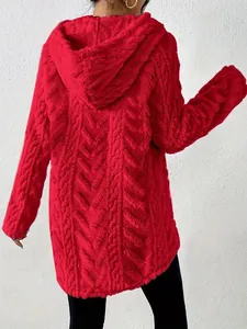 Vista trasera detallada de una sudadera con capucha roja y textura de chevrón en relieve