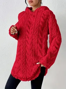 Primer plano de sudadera roja con capucha, patrón jacquard texturizado y cordones rojos