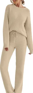 Detailansicht eines gemütlichen zweiteiligen Loungewear-Sets aus dickem Plüschgewebe