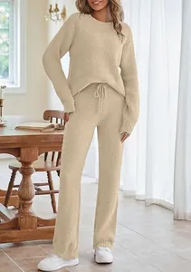 Gesamtansicht des beigen flauschigen Lounge-Sets für Damen mit Langarmoberteil und Hose