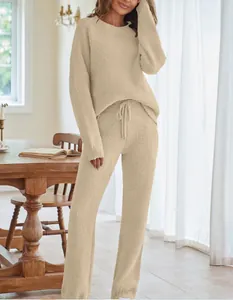 Bequemes, warmes flauschiges zweiteiliges Lounge-Set mit Rundhals-Pullover und Kordelzughose.