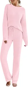 Ganzkörperansicht des weichen rosa flauschigen Loungewear-Sets mit kuscheliger Textur