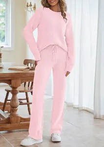 Gemütliches rosa Lounge-Set mit langen Ärmeln und langer Hose in häuslicher Umgebung