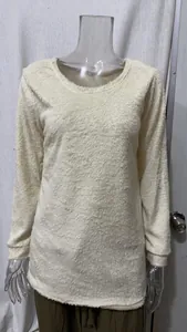 Detailweergave van een warme gebroken witte fleece top met ronde hals op een paspop