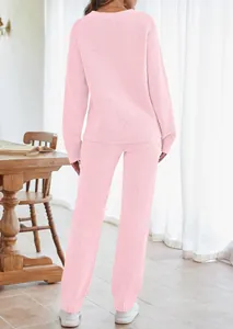 Rückansicht von einem rosafarbenen flauschigen Damen-Loungewear-Set mit langer Hose